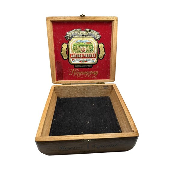 Hemingway Handmade Cigar Box - Signature Reserva Especial - Fancy Wood Stash Box - Picture 7 of 9